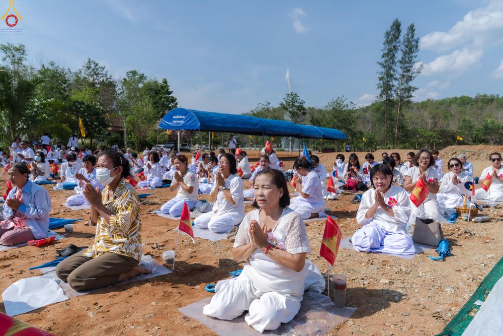 ภาพ No.326870:วันศุกร์ที่ ๑ พฤษภาคม พ.ศ.๒๕๖๙ พิธีทอดผ้าป่า สถาปนาองค์พระเจดีย์เพื่อสร้างสันติภาพโลก และ พิธีโปรยรัตนชาติ กลั่นแผ่นดิน  โปรยทราย เป็นปฐมฤกษ์ ณ ศูนย์ปฏิบัติธรรมเถินเทิดธรรม ต.แม่ปะ อ.เถิน จ.ลำปาง