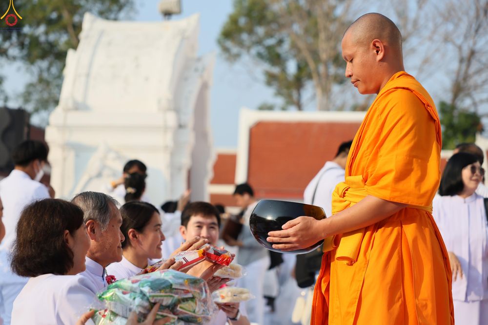 ภาพ No.297723:วันที่ 18 มกราคม พ.ศ. 2569 พิธีตักบาตรพระธรรมยาตรา ณ วัดโบสถ์บน ต.บางคูเวียง จ.นนทบุรี อนุสรณ์สถานลำดับที่ 4 สถานที่เกิดด้วยกายธรรม ในโครงการธรรมยาตรา กตัญญูบูชา มหาปูชนียาจารย์ พระมงคลเทพมุนี(สด จนฺทสโร) พระผู้ปราบมาร อนุสรณ์สถาน 7 แห่ง ปีที่ 14