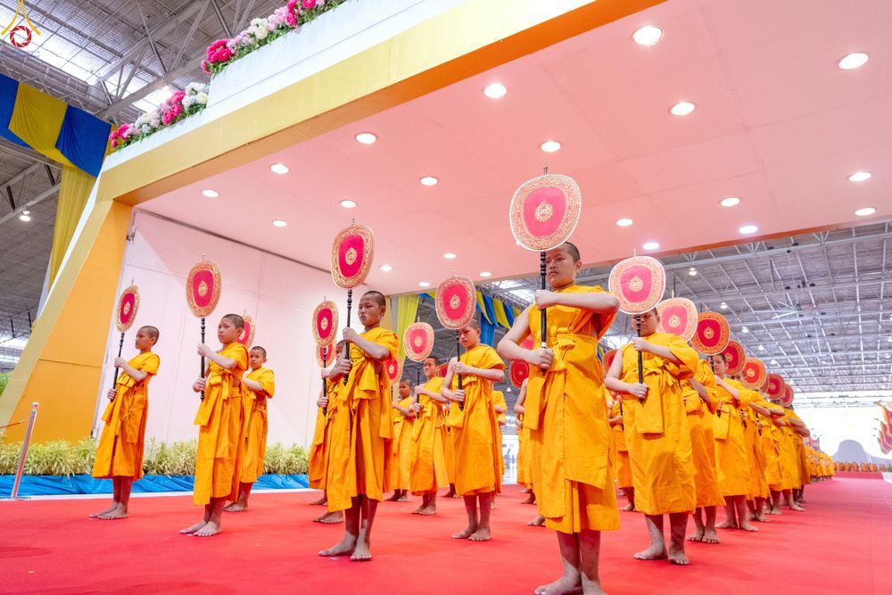 ภาพ No.338935:วันอาทิตย์ที่ 12 กรกฎาคม พ.ศ.2569 พิธีมุทิตาผู้สอบได้เปรียญธรรม ประโยค 1-2 ถึง ป.ธ.9 และ บ.ศ.1-2 ถึง บ.ศ.6 สำนักศาสนศึกษาวัดพระธรรมกาย ประจำปี 2569, พิธีมอบตราตั้งแต่งตั้งอาจารย์ใหญ่ สำนักศาสนศึกษาวัดพระธรรมกาย