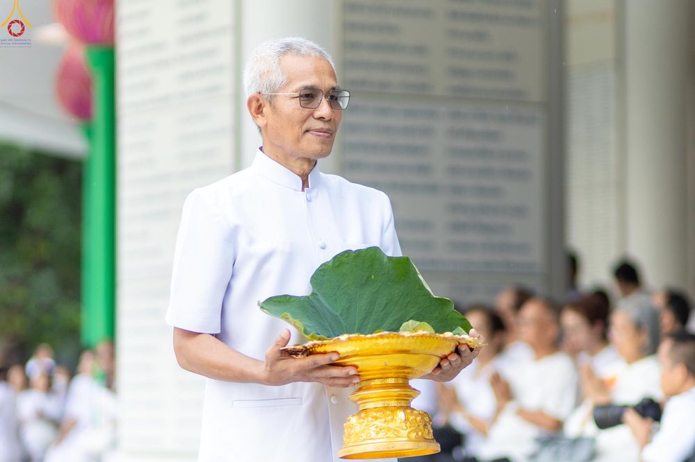 ภาพ No.330614:วันที่ 30 พฤษภาคม พ.ศ.2569 พิธีตัดปอยผมและปลงผม อุบาสกอุปสมบทอุทิศชีวิต 11 ท่าน (ภาพชุดที่ 2) ณ โบสถ์พระไตรปิฎก วัดพระธรรมกาย จังหวัดปทุมธานี