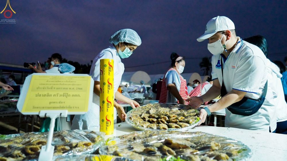 ภาพ No.69909:พิธีถวายภัตตาหารเป็นสังฆทาน แด่คณะพระธรรมยาตราฯ ในโครงการธรรมยาตราฯ ปีที่ 11 ณ อนุสรณ์สถานมหาวิหารพระมงคลเทพมุนี อ.สองพี่น้อง จ.สุพรรณบุรี วันที่ 9 มกราคม พ.ศ. 2566