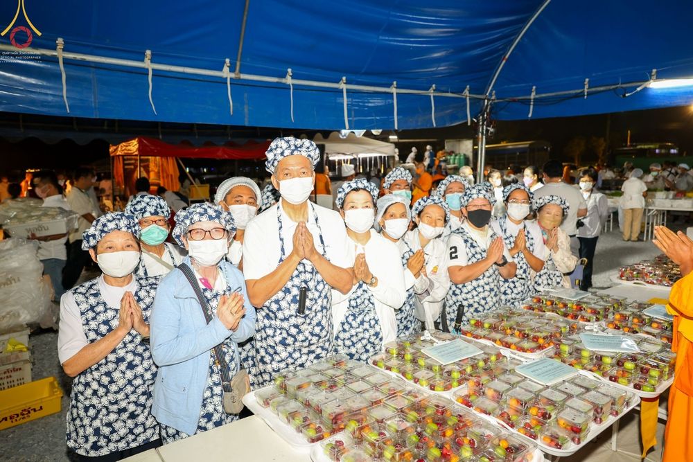 ภาพ No.74502:พิธีถวายภัตตาหารเป็นสังฆทาน แด่คณะพระธรรมยาตราฯ ในโครงการธรรมยาตรากตัญญูบูชา มหาปูชนียาจารย์ พระมงคลเทพมุนี(สด จนฺทสโร) พระผู้ปราบมาร อนุสรณ์สถาน 7 แห่ง ปีที่ 11 วันที่ 27 มกราคม พ.ศ. 2566