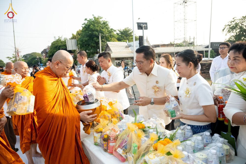 ภาพ No.318078:วันเสาร์ที่ 4 เมษายน พ.ศ. 2569 งานทำบุญเมืองใจกลางอยุธยา  ตักบาตรพระ 1,109 รูป ณ ถนนชีกุน หน้าวัดมหาธาตุ และวัดราชบูรณะ