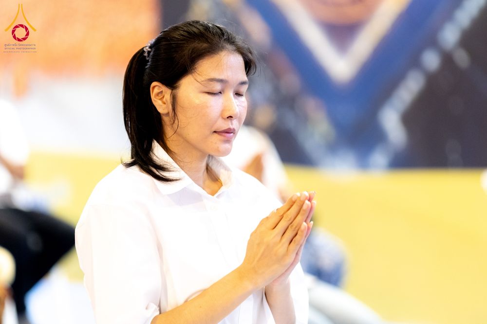 ภาพ No.286736:วันอาสาฬหบูชา วันพฤหัสบดีที่ 10 กรกฏาคม พ.ศ.2568  พิธีเวียนประทักษิณรอบพระมหาธรรมกายเจดีย์ , พิธีฉลองชัยสวดมนต์บทธัมมจักกัปปวัตตนสูตร ครบ 7,520,000,000 จบ ณ มหารัตนวิหารคด วัดพระธรรมกาย