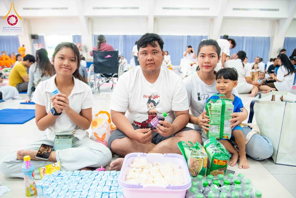 ภาพ No.321787:วันที่ 12 เมษายน พ.ศ.2569 ตักบาตรสงกรานต์ฉลองสามเณรใหม่  ณ ศูนย์ปฏิบัติธรรมระยอง(บ้านช่องลม)