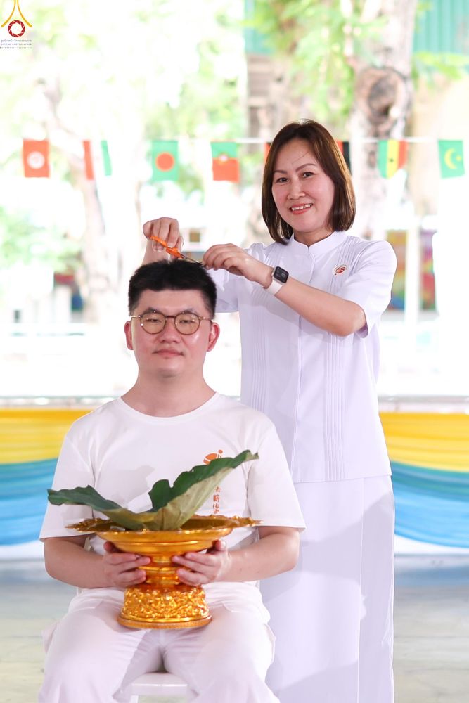 ภาพ No.338265:วันอาทิตย์ที่ 5 กรกฎาคม พศ.2569 พิธีตัดปอยผมธรรมทายาทนานาชาติ IDOP รุ่นที่ 21 จากประเทศจีน มาเลเซีย สิงคโปร์ และไต้หวัน ณ โถงช้าง วัดพระธรรมกาย