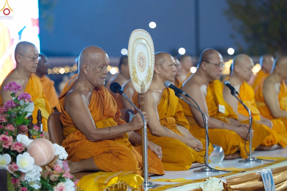 ภาพ No.284144:วันเสาร์ที่ 20 ธันวาคม พ.ศ.2568  พิธีตักบาตรพระ 10,000 รูป เนื่องในโอกาส 194 ปี จังหวัดกาญจนบุรี และอุทิศส่วนกุศลให้แด่บรรพชนทั้งหลาย บริเวณถนนสองแคว (Skywalk) เมืองกาญจนบุรี