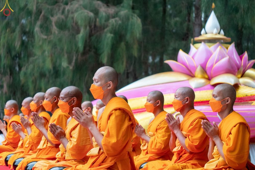 ภาพ No.69670:พิธีตักบาตรพระธรรมยาตราฯ ในโครงการธรรมยาตรากตัญญูบูชา มหาปูชนียาจารย์ พระมงคลเทพมุนี(สด จนฺทสโร) พระผู้ปราบมาร ปีที่ 11 ณ อนุสรณ์สถานลำดับที่ 1 สถานที่เกิดด้วยรูปกายเนื้อ อนุสรณ์สถานมหาวิหารพระมงคลเทพมุนี อ.สองพี่น้อง จ.สุพรรณบุรี