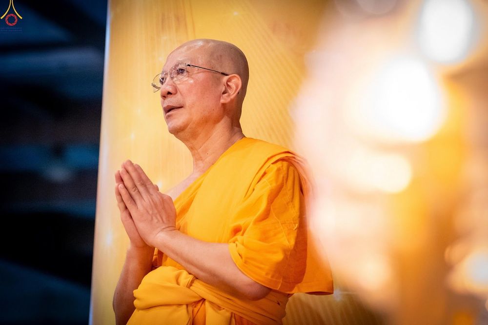 ภาพ No.345891:วันพฤหัสบดีที่ 27 สิงหาคม พ.ศ.2569 พิธีฉลองชัยสวดมนต์บทธัมมจักกัปปวัตตนสูตร 8,657,585,858 จบ ณ มหารัตนวิหารคด วัดพระธรรมกาย