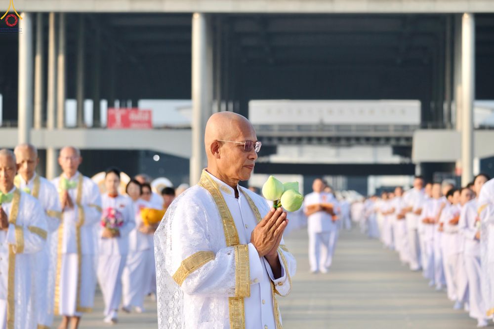 ภาพ No.330406:วันวิสาขบูชา อาทิตย์ที่ 31 พฤษภาคม พ.ศ.2569 พิธีเวียนประทักษิณ และพิธีวันทาเจดีย์ ณ พระมหาธรรมกายเจดีย์ วัดพระธรรมกาย จังหวัดปทุมธานี
