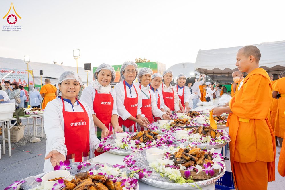 ภาพ No.290837:วันที่ 9 มกราคม พ.ศ. 2569 พิธีถวายภัตตาหารเป็นสังฆทาน แด่พระธรรมยาตรา ณ อนุสรณ์สถานคลองบางนางแท่น อ.สามพราน จ.นครปฐม ในโครงการธรรมยาตรา กตัญญูบูชา มหาปูชนียาจารย์ พระมงคลเทพมุนี(สด จนฺทสโร) พระผู้ปราบมาร อนุสรณ์สถาน 7 แห่ง ปีที่ 14