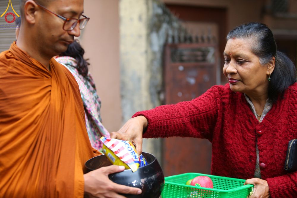 ภาพ No.317163:วันจันทร์ที่ 30 มีนาคม พ.ศ.2569 จาริกบิณฑบาตสยมภูนาทสู่พระราชวังหนุมานโดกา ประเทศเนปาล