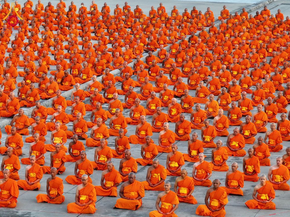 ภาพ No.285202:วันจันทร์ที่ 15 ธันวาคม พ.ศ.2568  บันทึกภาพหมู่ประวัติศาสตร์ โครงการบรรพชาอุปสมบทหมู่  รุ่นบูชาธรรมมหาปูชนียาจารย์ ประจำปี 2568 ณ ลานธรรมมหาธรรมกายเจดีย์ วัดพระธรรมกาย