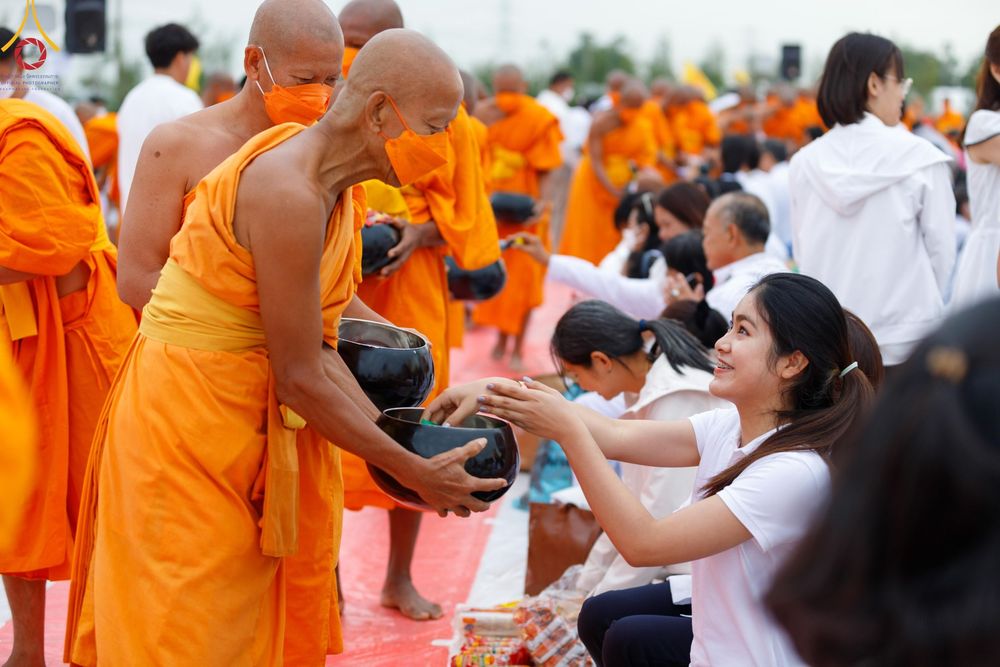ภาพ No.118635:พิธีตักบาตรพระธรรมยาตรา ปีที่ 12 ณ อนุสรณ์สถานลำดับที่ 5 สถานที่เผยแผ่วิชชาธรรมกายครั้งแรก อนุสรณ์สถานบางปลา จ.นครปฐม วันที่ 25 มกราคม พ.ศ. 2567