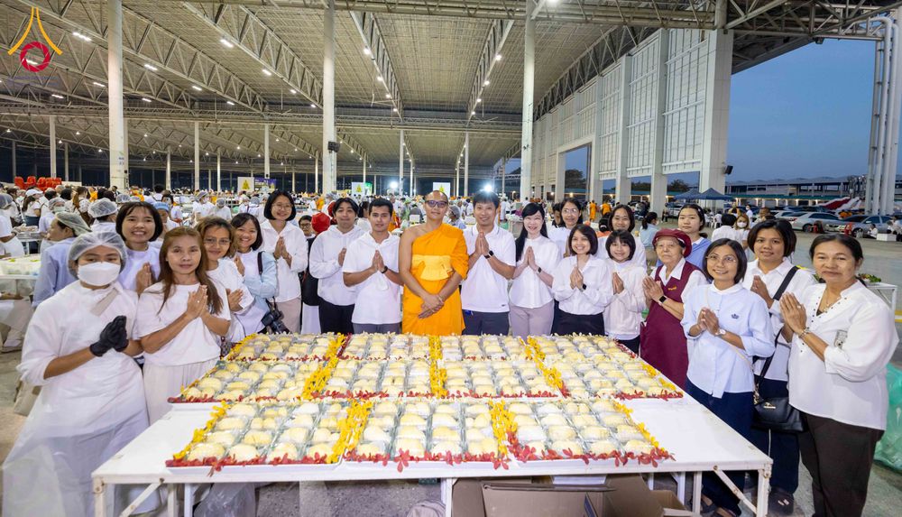 ภาพ No.305224:วันที่ 29 มกราคม พ.ศ. 2569 พิธีถวายภัตตาหารเป็นสังฆทาน แด่พระธรรมยาตรา ณ วัดพระธรรมกาย  จังหวัดปทุมธานี ในโครงการธรรมยาตรา กตัญญูบูชา มหาปูชนียาจารย์ พระมงคลเทพมุนี(สด จนฺทสโร) พระผู้ปราบมาร อนุสรณ์สถาน 7 แห่ง ปีที่ 14