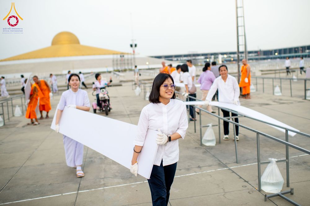 ภาพ No.326302:วันที่ 26 -27 เมษาบน พ.ศ.2569 การเก็บงานแผ่นหน้าโต๊ะที่ลานธรรม งานถวายมหาสังฆทาน 40,000 กว่าวัดทั่วประเทศ ณ ลานธรรม วัดพระธรรมกาย