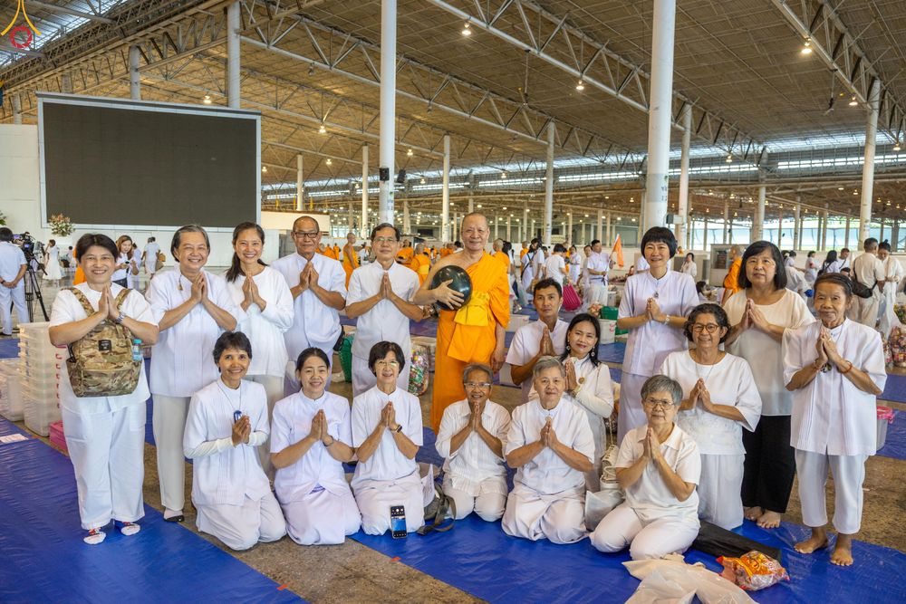 ภาพ No.311383:วันอาทิตย์ต้นเดือนที่ 1 มีนาคม พ.ศ.2569 พิธีตักบาตร และ พิธีบูชาข้าวพระ ณ สภาธรรมกายสากล วัดพระธรรมกาย