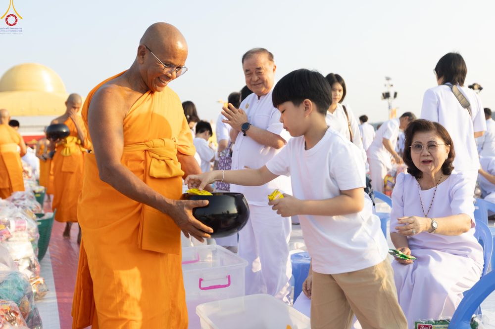 ภาพ No.279865:วันที่ 1 มกราคม พ.ศ.2569 พิธีตักบาตรในวันขึ้นปีใหม่ ณ ลานธรรม วัดพระธรรมกาย