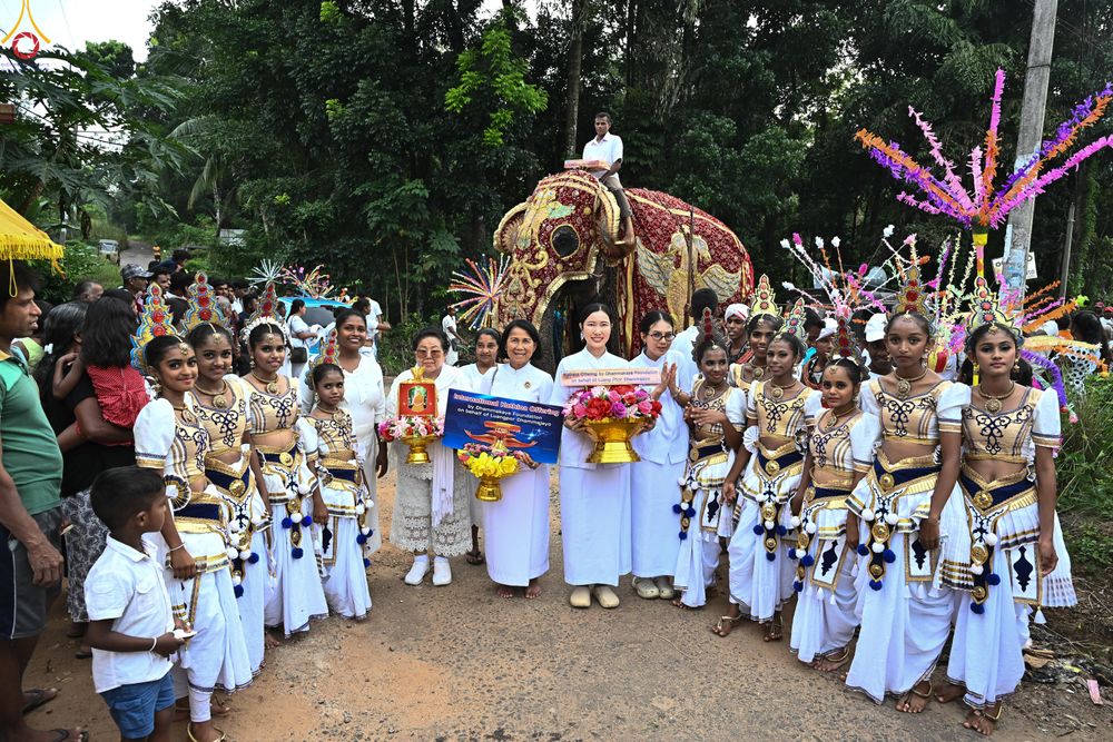 ภาพ No.278856:วันที่ 1 พฤศจิกายน  2568 กฐินสมทบวัดต่างประเทศ โดยคณะศิษยานุศิษย์ บูชาธรรม 81 ปี หลวงพ่อธัมมชโย กฐินช้างศรีลังกา  ณ วัดสุวรรณวิหาร เขตอาวิซาเวรี ประเทศศรีลังกา