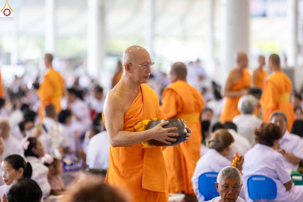 ภาพ No.318164:วันอาทิตย์ต้นเดือนที่ 5 เมษายน พ.ศ.2569 พิธีตักบาตร ณ บ้านแก้วเรือนทองคุณยายอาจารย์ฯ วัดพระธรรมกาย