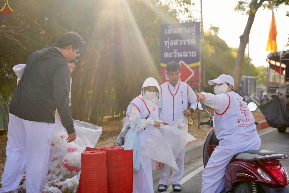 ภาพ No.296129:ภาพเบื้องหลังอาสาสมัครรวมใจ ชุดที่ 1 ในโครงการธรรมยาตรา กตัญญูบูชา มหาปูชนียาจารย์ พระมงคลเทพมุนี(สด จนฺทสโร) พระผู้ปราบมาร อนุสรณ์สถาน 7 แห่ง ปีที่ 14