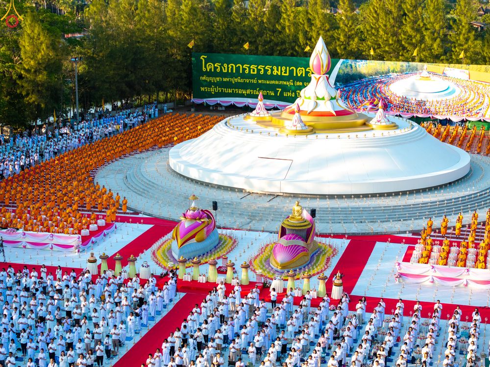 ภาพ No.291948:วันที่ 10 มกราคม พ.ศ. 2569 พิธีจุดประทีปถวายเป็นพุทธบูชา และบูชาธรรมมหาปูชนียาจารย์  ณ อนุสรณ์สถานคลองบางนางแท่น อ.สามพราน จ.นครปฐม ในโครงการธรรมยาตรา กตัญญูบูชา มหาปูชนียาจารย์ พระมงคลเทพมุนี(สด จนฺทสโร) พระผู้ปราบมาร อนุสรณ์สถาน 7 แห่ง ปีที่ 14