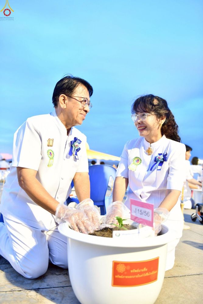 ภาพ No.253049:วันที่ 10 ตุลาคม พ.ศ. 2568 พิธีปลูกต้นทรัพย์บานชื่น ณ ลานธรรม วัดพระธรรมกาย