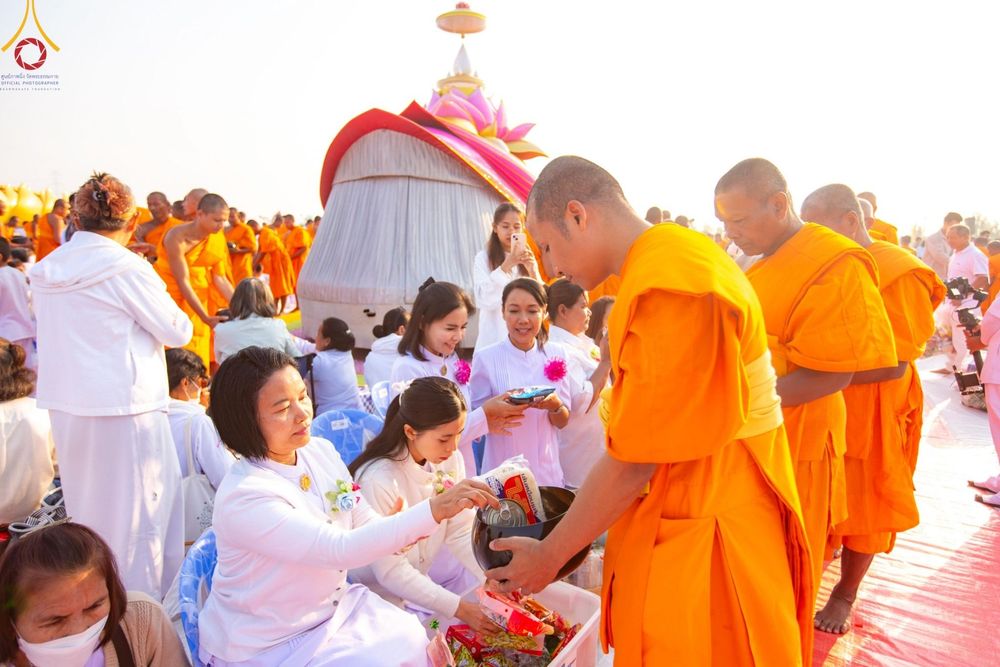 ภาพ No.201183:พิธีตักบาตรพระธรรมยาตรา ณ อนุสรณ์สถานลำดับที่ 5 สถานที่เผยแผ่วิชชาธรรมกายครั้งแรก อนุสรณ์สถานบางปลา วัดบางปลา อำเภอบางเลน จังหวัดนครปฐม ในโครงการธรรมยาตรา กตัญญูบูชา มหาปูชนียาจารย์ พระมงคลเทพมุนี(สด จนฺทสโร) พระผู้ปราบมาร อนุสรณ์สถาน 7 แห่ง ปีที่ 13