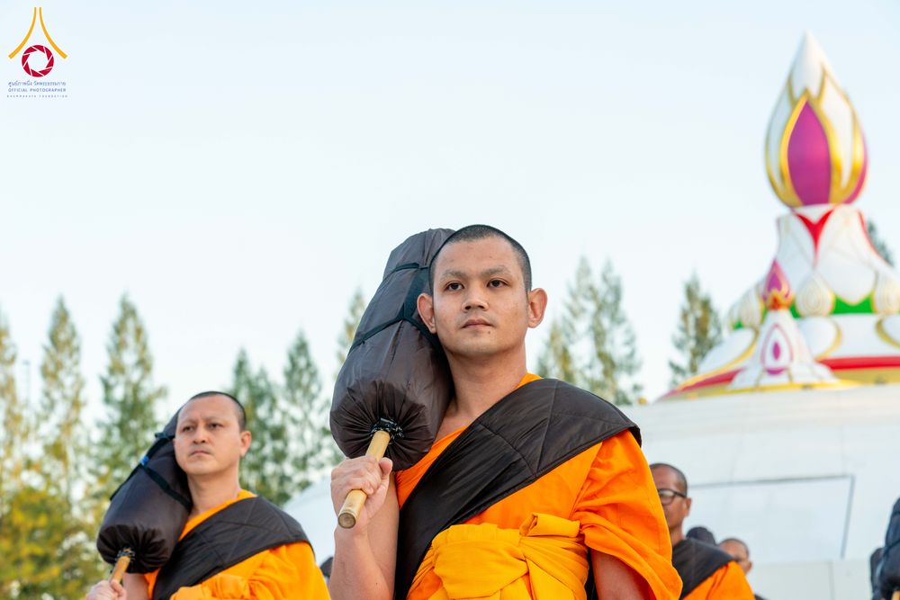 ภาพ No.290647:วันที่ 8 มกราคม พ.ศ. 2569 พระธรรมยาตราปฏิบัติธรรม และถ่ายภาพหมู่ประวัติศาสตร์ ในโครงการธรรมยาตรา กตัญญูบูชามหาปูชนียาจารย์ พระมงคลเทพมุนี(สด จนฺทสโร) พระผู้ปราบมาร อนุสรณ์สถาน 7 แห่ง ปีที่ 14 ณ อนุสรณ์สถานคลองบางนางแท่น อ.สามพราน จ.นครปฐม