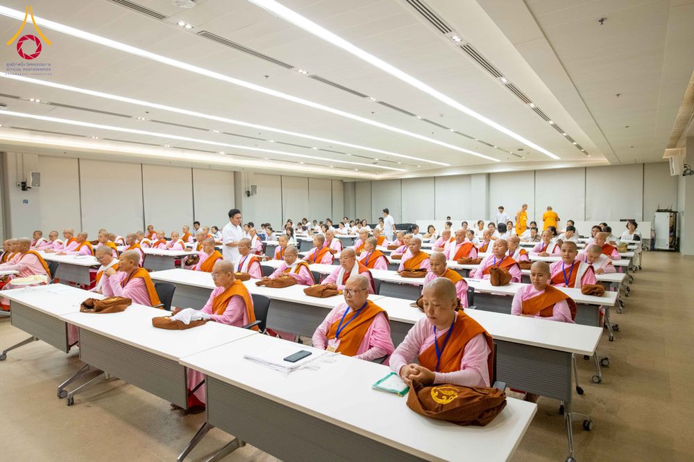 ภาพ No.325337:วันที่ 24 เมษายน พ.ศ.2569  หลวงพ่อทัตตชีโว รองเจ้าอาวาสวัดพระธรรมกาย ถวายการต้อนรับและปฏิสันถารคณะแม่ชีชาวเมียนมา
