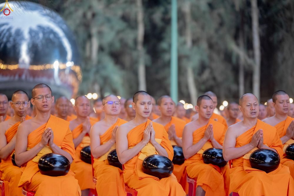 ภาพ No.289216:วันที่ 7 มกราคม พ.ศ. 2569 พิธีตักบาตรพระธรรมยาตรา ณ อนุสรณ์สถานลำดับที่ 1 สถานที่เกิดด้วยรูปกายเนื้อ อนุสรณ์สถานมหาวิหารพระมงคลเทพมุนี (โลตัสแลนด์) อ.สองพี่น้อง จ.สุพรรณบุรี ในโครงการธรรมยาตรา กตัญญูบูชา มหาปูชนียาจารย์ พระมงคลเทพมุนี(สด จนฺทสโร) พระผู้ป