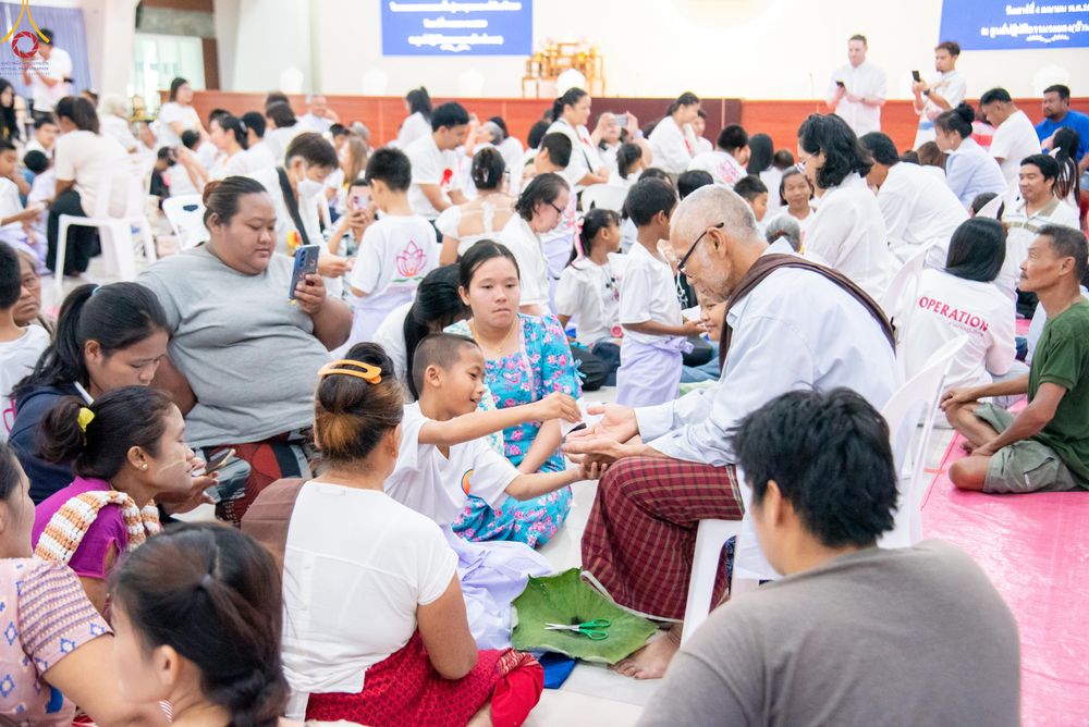 ภาพ No.320082:วันเสาร์ที่ 4 เมษายน 2569 พิธีตัดปอยผม ขอขมาผู้ปกครอง  มอบบาตร-ผ้าไตร และพิธีบรรพชาสามเณร 87 รูป  ณ ศูนย์ปฏิบัติธรรมระยอง(บ้านช่องลม)  ต.บางบุตร อ.บ้านค่าย จ.ระยอง