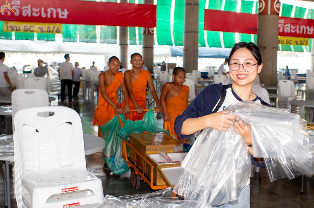 ภาพ No.322316:วันที่ 15 เมษายน พ.ศ.2569 การเตรียมงาน เช็ดโต๊ะ เก้าอี้ ปูผ้าโต๊ะฉัน เพื่องานถวายมหาสังฆทาน 40,000 กว่าวัดทั่วประเทศ วันคุ้มครองโลก 22 เมษายน พ.ศ.2569 วัดพระธรรมกาย