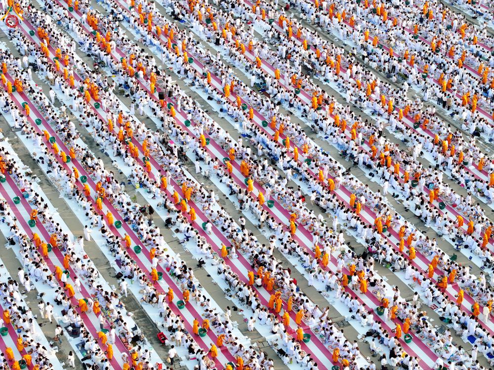 ภาพ No.279898:วันที่ 1 มกราคม พ.ศ.2569 พิธีตักบาตรในวันขึ้นปีใหม่ ณ ลานธรรม วัดพระธรรมกาย