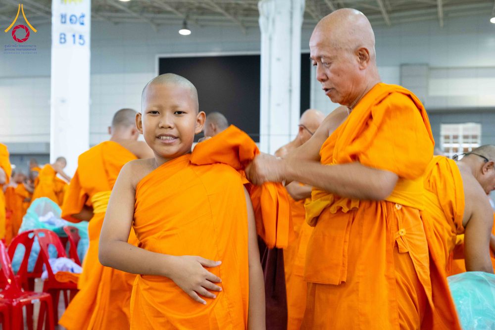 ภาพ No.319552:วันเสาร์ที่ 4 เมษายน พ.ศ.2569 พิธีขอขมา มอบผ้าไตร และถวายบาตรแด่นาคธรรมทายาท ในโครงการบรรพชาสามเณรฟื้นฟูพระพุทธศาสนาทั่วไทย โครงการหน่อแก้วเปรียญธรรม รุ่นที่ 14 โครงการสามเณรยุวธรรมทายาท รุ่นที่ 34 โครงการสามเณรมัชฌิมธรรมทายาท รุ่นที่ 30 ณ สภาธรรมกายสากล