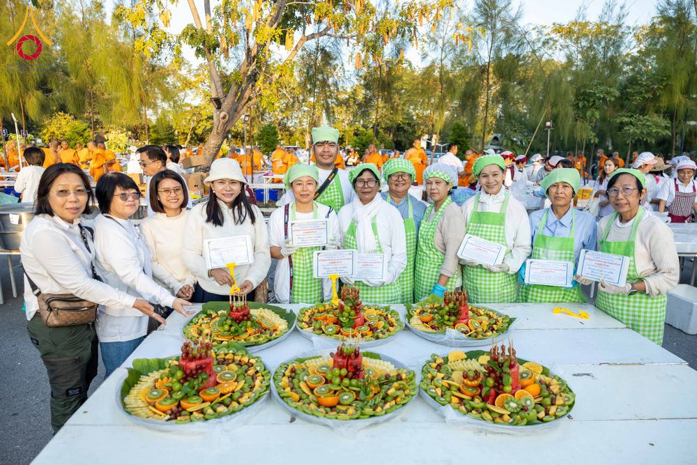 ภาพ No.288051:วันที่ 4 มกราคม พ.ศ. 2569 พิธีถวายภัตตาหารเป็นสังฆทาน แด่พระธรรมยาตรา ในโครงการธรรมยาตรา กตัญญูบูชา มหาปูชนียาจารย์ พระมงคลเทพมุนี(สด จนฺทสโร) พระผู้ปราบมาร อนุสรณ์สถาน 7 แห่ง ปีที่ 14 ณ อนุสรณ์สถานมหาวิหารพระมงคลเทพมุนี (โลตัสแลนด์) อ.สองพี่น้อง จ.สุพรร