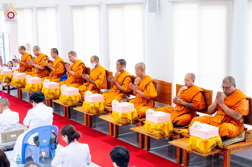 ภาพ No.336264:วันจันทร์ที่ 22 มิถุนายน พ.ศ.2569 พิธีอัญเชิญพระธรรมกาย และบรรจุพระบรมสารีริกธาตุ  ภายในเกศดอกบัวตูม องค์พระประธาน ณ อาคารสมปรารถนา วัดกลางธนรินทร์ ต.บ้านแป้ง อ.พรหมบุรี จ.สิงห์บุรี