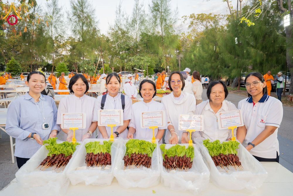 ภาพ No.289539:วันที่ 7 มกราคม พ.ศ. 2569 พิธีถวายภัตตาหารเป็นสังฆทาน แด่พระธรรมยาตรา ในโครงการธรรมยาตรา กตัญญูบูชา มหาปูชนียาจารย์ พระมงคลเทพมุนี(สด จนฺทสโร) พระผู้ปราบมาร อนุสรณ์สถาน 7 แห่ง ปีที่ 14 ณ อนุสรณ์สถานมหาวิหารพระมงคลเทพมุนี (โลตัสแลนด์) อ.สองพี่น้อง จ.สุพรร