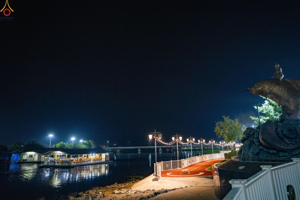 ภาพ No.282523:วันเสาร์ที่ 20 ธันวาคม พ.ศ.2568 พิธีตักบาตรพระ 10,000 รูป (ชุด 2) เนื่องในโอกาส 194 ปี จังหวัดกาญจนบุรี และอุทิศส่วนกุศลให้แด่บรรพชนทั้งหลาย บริเวณถนนสองแคว (Skywalk) เมืองกาญจนบุรี