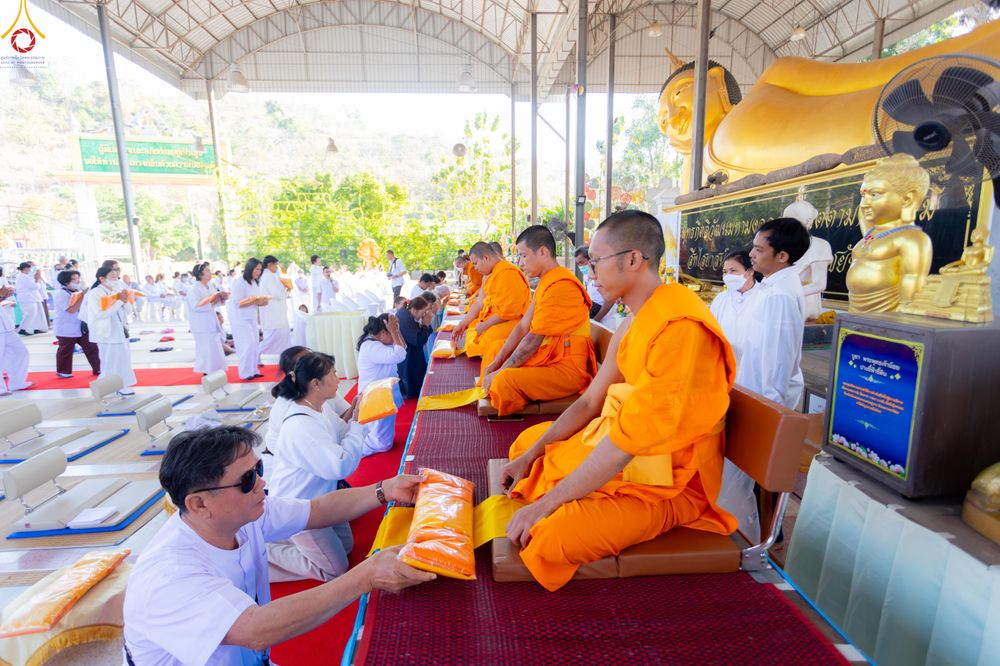 ภาพ No.293286:วันที่ 12 มกราคม พ.ศ. 2569 พิธีทอดผ้าป่าทำนุบำรุงศาสนสถาน ณ วัดพรสวรรค์ อ.สองพี่น้อง จ.สุพรรณบุรี ในโครงการธรรมยาตรา กตัญญูบูชา มหาปูชนียาจารย์ พระมงคลเทพมุนี(สด จนฺทสโร) พระผู้ปราบมาร อนุสรณ์สถาน 7 แห่ง ปีที่ 14