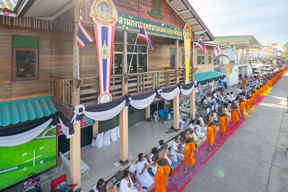 ภาพ No.287781:วันที่ 3 มกราคม พ.ศ. 2569 พิธีต้อนรับพระธรรมยาตรา ครั้งที่ 2 (ภาพชุดที่ 2) ในโครงการธรรมยาตรา กตัญญูบูชา มหาปูชนียาจารย์ พระมงคลเทพมุนี(สด จนฺทสโร) พระผู้ปราบมาร อนุสรณ์สถาน 7 แห่ง ปีที่ 14 ณ อนุสรณ์สถานมหาวิหารพระมงคลเทพมุนี (โลตัสแลนด์) อ.สองพี่น้อง จ.