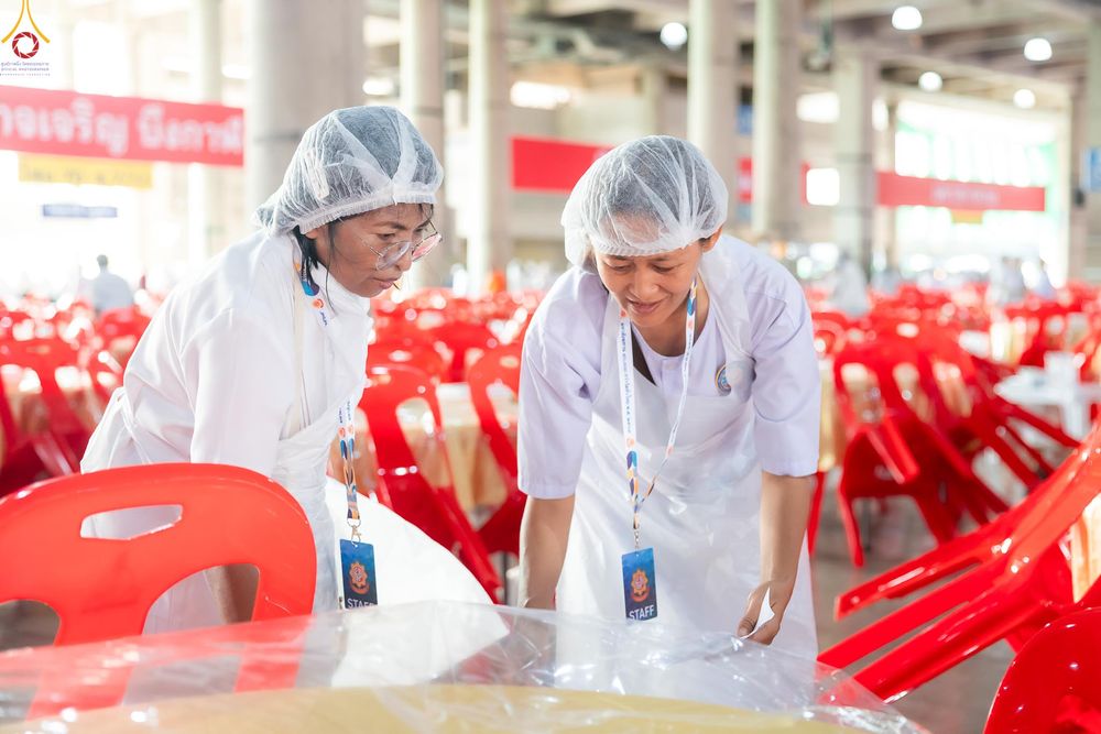 ภาพ No.325813:วันที่ 22 เมษายน พ.ศ.2569(วันคุ้มครองโลก) งานถวายมหาสังฆทาน 40,000 กว่าวัดทั่วประเทศ เจ้าหน้าที่ สาธุชน ร่วมใจจัดเตรียมภัตตาหารเพล (ชุด 2)