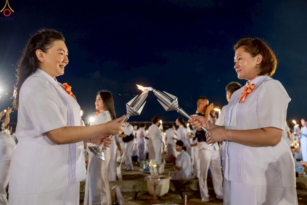 ภาพ No.253653:วันที่ 10 ตุลาคม พ.ศ. 2568 พิธีจุดประทีปบูชาพระผู้ปราบมาร, พิธีจุดประทีปบนพระมหาธรรมกายเจดีย์  20,000 ดวง เนื่องในวันคล้ายวันเกิดครบรอบ 141 ปี พระมงคลเทพมุนี (สด จนฺทสโร)