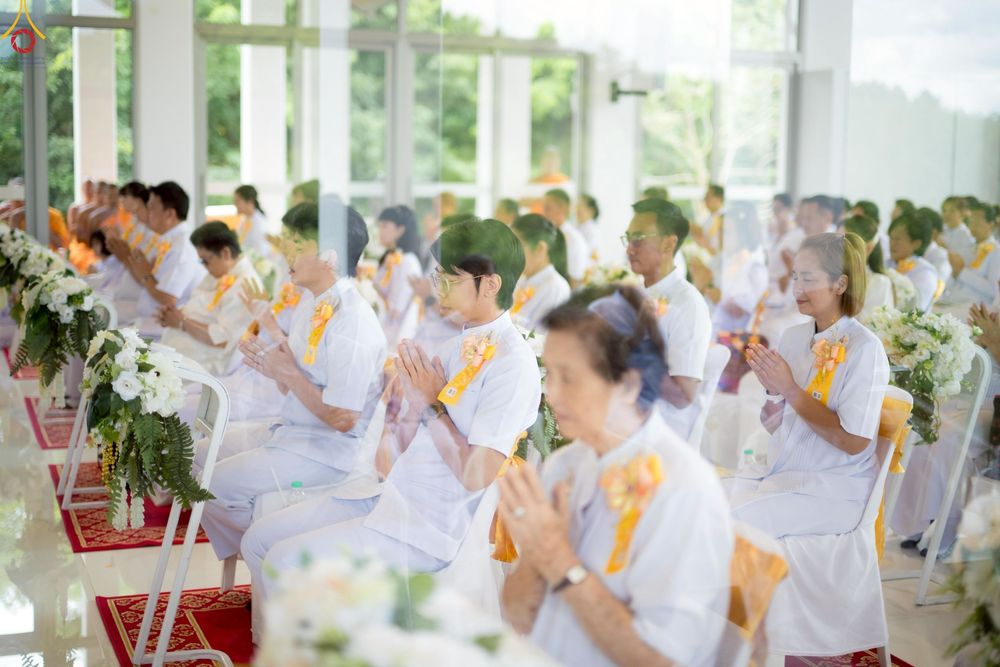 ภาพ No.239412:วันอาทิตย์ที่ 17 สิงหาคม พ.ศ. 2568 พิธีกดปุ่มอัญเชิญรูปเหมือน พระมงคลเทพมุนี (สด จันทสโร)  ณ มหาวิหารแก้วพระมงคลเทพมุนี  ศูนย์ปฏิบัติธรรมแก้วเมืองเลย