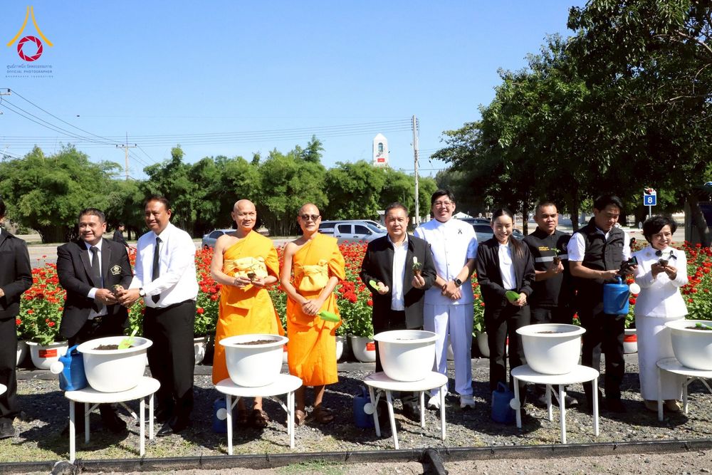 ภาพ No.271940:วันที่ 22 พฤศจิกายน พ.ศ. 2568 ผู้ว่าฯ ปทุมธานี ลงพื้นที่เยี่ยม “อำเภอคลองหลวง” พร้อมชมการเตรียมความพร้อมเทศกาลสวนดอกไม้ปทุมธานี “ทุ่งสวรรค์ ตะวันฉาย” ณ วัดพระธรรมกาย