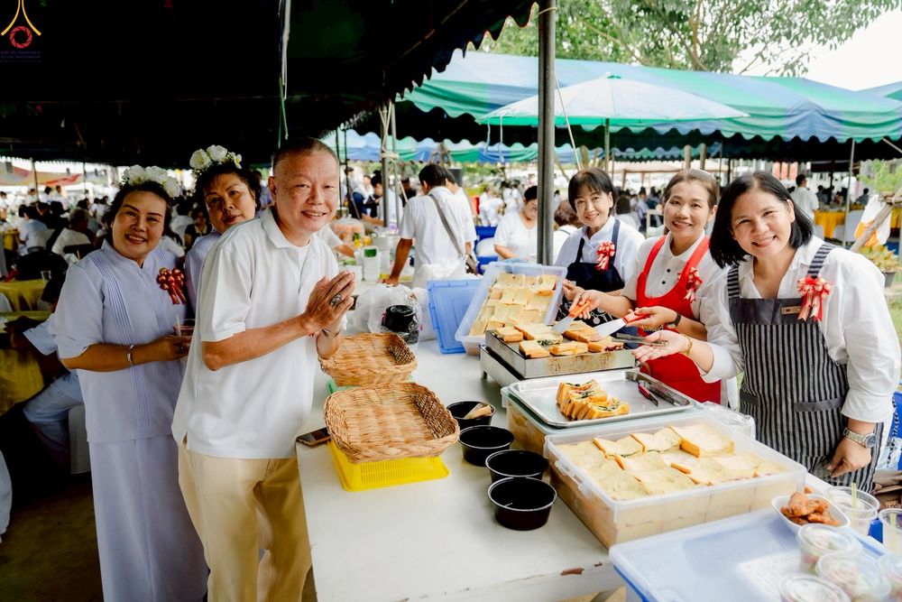 ภาพ No.266849:วันที่ 5 พฤศจิกายน พ.ศ. 2568 พิธีทอดกฐิน ณ อนุสรณ์สถานพระมงคลเทพมุนี  (สด จนฺทสโร) ผู้ค้นพบวิชชาธรรมกาย สถานที่ตั้งมโนปณิธานบวชตลอดชีวิต คลองบางนางแท่น ต.หอมเกร็ด อ.สามพราน จ.นครปฐม