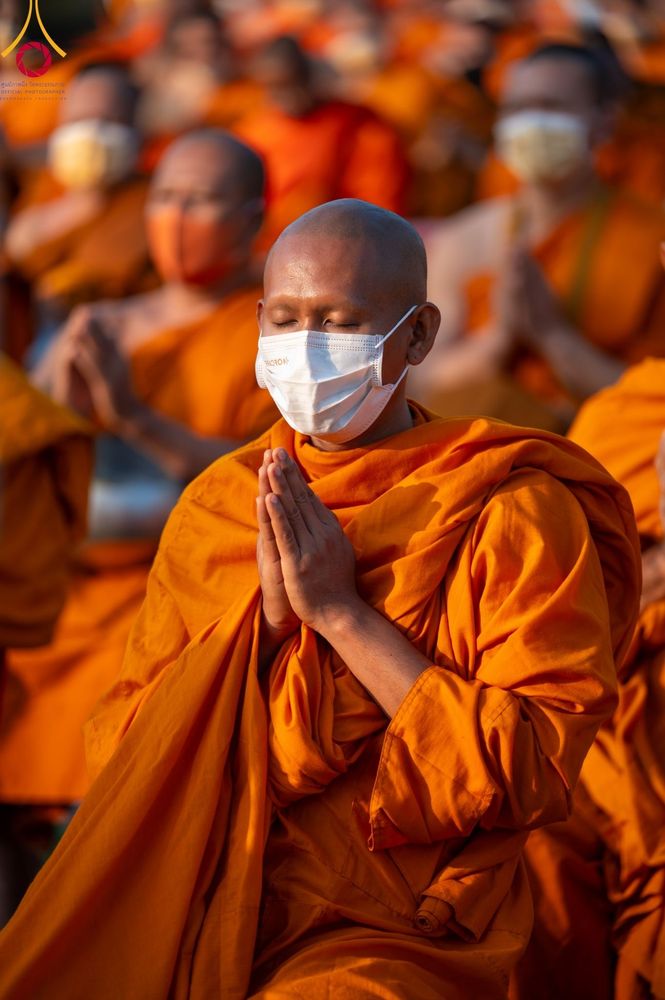 ภาพ No.101838:ตักบาตรพระ 10,000 รูป เติมบุญให้แผ่นดิน เนื่องในโอกาส 192 ปี จังหวัดกาญจนบุรี หนึ่งในโครงการตักบาตรพระ 2,000,000 รูป  77 จังหวัดทุกวัดทั่วไทย วันจันทร์ที่ 11 ธันวาคม พ.ศ. 2566 บริเวณถนนสองแคว (SKY WALK) เมืองกาญจนบุรี