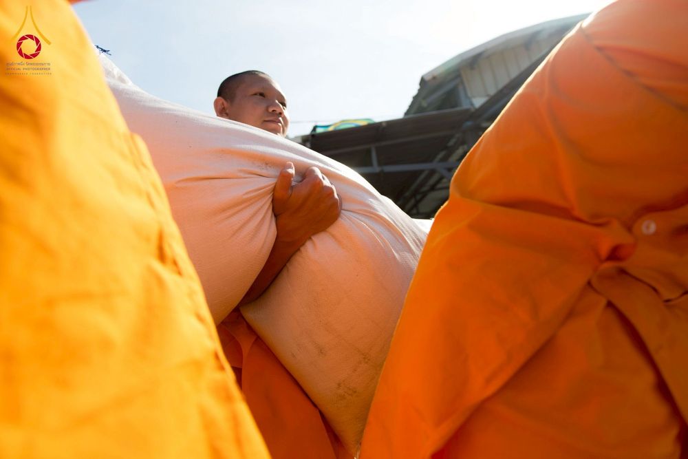 ภาพ No.273695:วันที่ 27 พฤศจิกายน พ.ศ. 2568 คณะศิษยานุศิษย์วัดพระธรรมกาย มูลนิธิธรรมกาย มอบอาหารและสิ่งของความช่วยเหลือให้พี่น้องชาวใต้ ผู้ประสบอุทกภัยน้ำท่วม