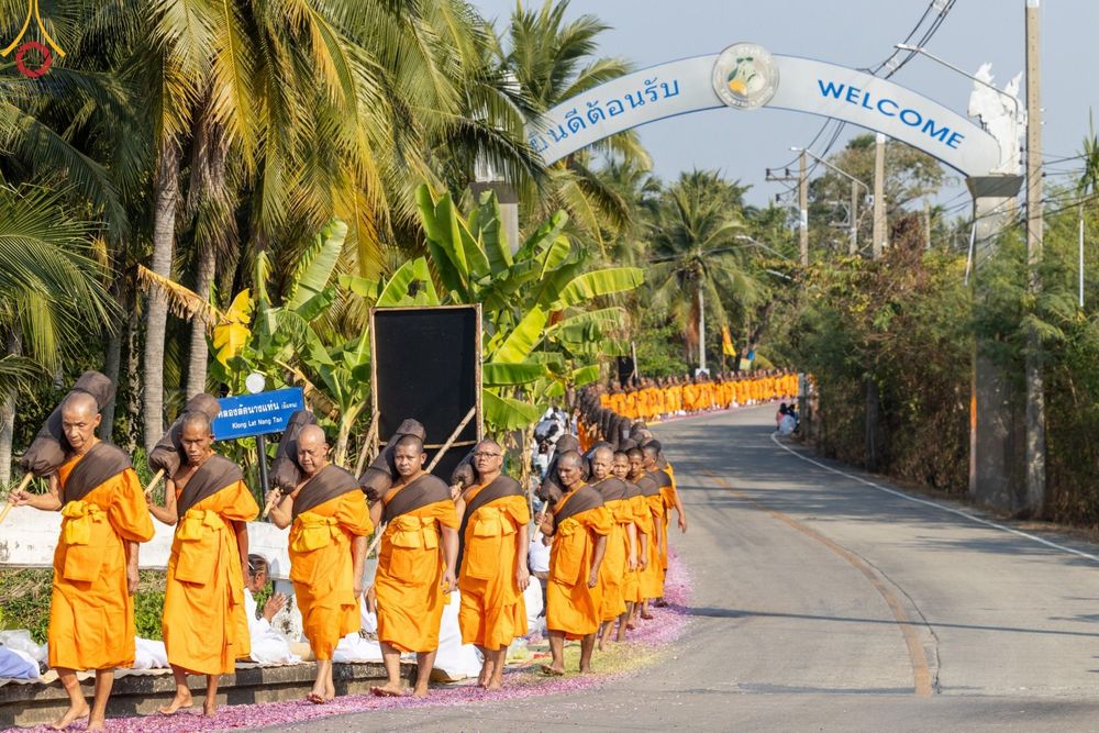 ภาพ No.190720:พิธีต้อนรับพระธรรมยาตรา ณ อนุสรณ์สถาน สถานที่ตั้งมโนปณิธานบวชตลอดชีวิต อนุสรณ์สถานคลองบางนางแท่น อ.สามพราน จ.นครปฐม ในโครงการธรรมยาตรา กตัญญูบูชา มหาปูชนียาจารย์ พระมงคลเทพมุนี(สด จนฺทสโร) พระผู้ปราบมาร อนุสรณ์สถาน 7 แห่ง ปีที่ 13 วันที่ 7 ม.ค.2568