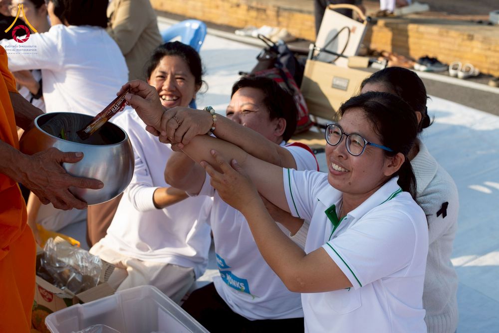 ภาพ No.276934:วันเสาร์ที่ 6 ธันวาคม พ.ศ. 2568 พิธีตักบาตรพระ 1,000 รูป อุทิศถวายพระราชกุศลสมเด็จพระนางเจ้าสิริกิติ์ พระบรมราชินีนาถ พระบรมราชชนนี พันปีหลวง และ ทำบุญเมืองลำปาง ครบรอบ 1,345 ปี ณ ลานพระบรมราชานุสาวรีย์สมเด็จพระนเรศวรมหาราชนครลำปาง อ.เกาะคา จ.ลำปาง